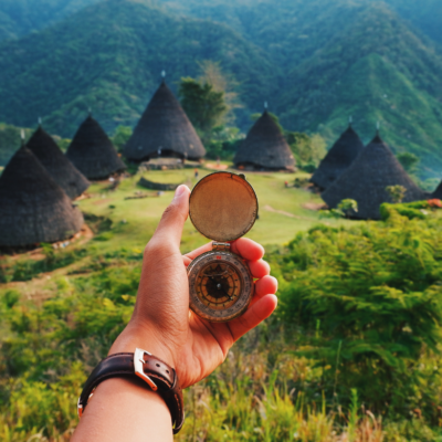 Rozbijanie barier, czyli zatrudnianie i&nbsp;wspieranie w&nbsp;rozwoju osób z&nbsp;niepełnosprawnościami. Nowe wydanie Magazynu Kompas NGO