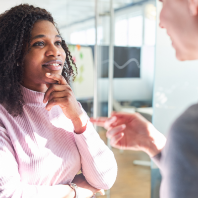 Technologia miała ułatwiać. Dlaczego w&nbsp;poszukiwaniu pracy tak&nbsp;bardzo potrzebujemy dziś kontaktu?